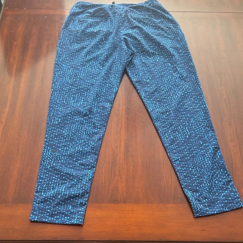 Lululemon Athletica Woman’s Athleisure  Jet Crop Blue Geometric Jogger Pants